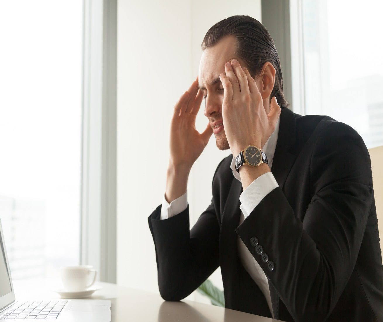 businessman-suffering-from-migraine-headache (1)-min businessman-suffering-from-migraine-headache (1)-min
